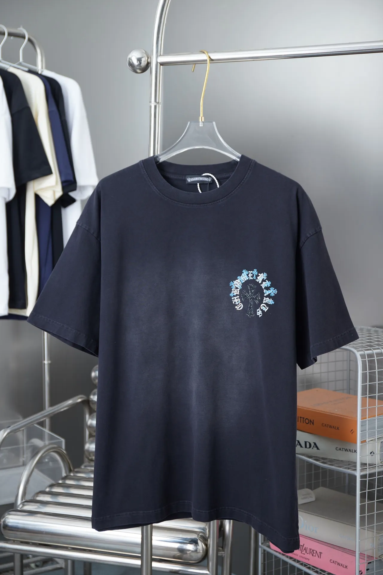 🅿️210 Ch*ome Hearte 25SS early spring new model, short-sleeved with Kro heart logo, hot diamonds, light luxury, essential item for daily commuting for men and women, correct version, welcome to compare, detailed features · 320g 100% pure cotton double yarn jersey fabric · Custom dyed in the same vat, special thickened 32 pieces double-strand 1X1 thread · Digital direct printing ➕ Australian imported pearlescent diamond ➕ Three-dimensional stone heart cross · Ready-made garments are dyed, then faded and fried with snowflakes, then washed to make them look old · General washing to improve the effect · Double-needle stitching and cross-stitching process · Original main mark, washed tag, branded moisture-proof paper packaging Color: white/black/yellow Size: S/M/L/XL